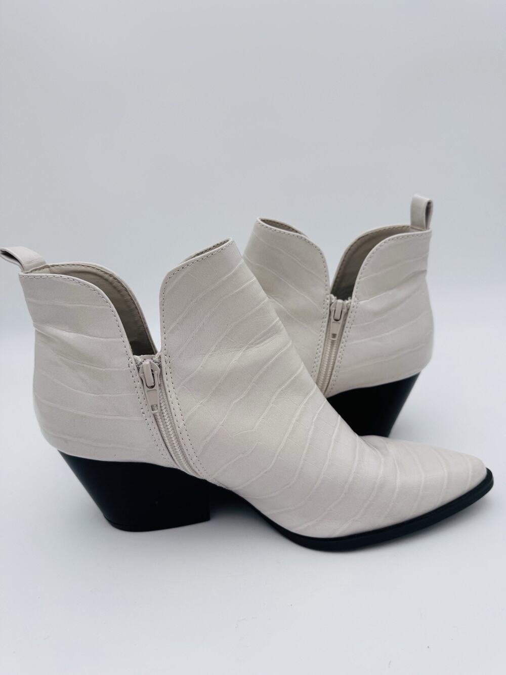Qupid Women’s White Croc Embossed Pointed Toe Ankle Booties Size 8.5